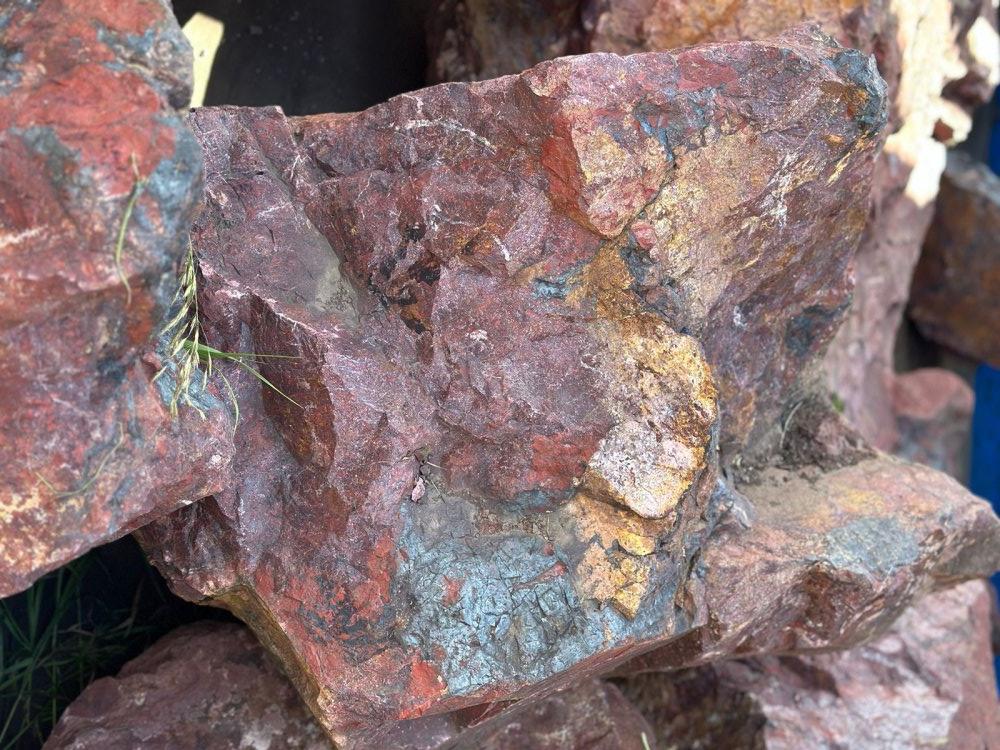 Камни для ландшафтного дизайна красно-фиолетовые 10-60 килограмм купить в Владивостоке