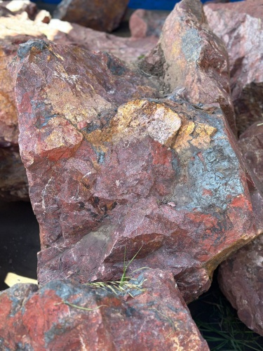 Камни для ландшафтного дизайна красно-фиолетовые 10-60 килограмм купить в Владивостоке