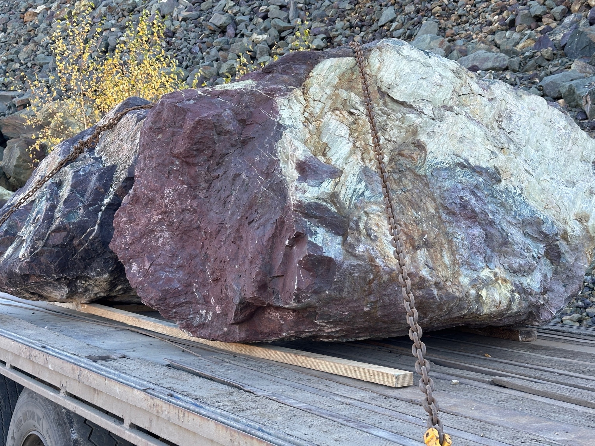 Огромные красно-фиолетовые валуны для ландшафтного дизайна весом более 5 тонн купить в Владивостоке