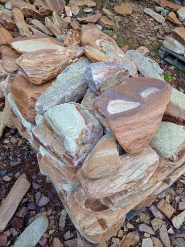 Златолит жёлтый, жёлто-зелёный глыбки и валуны для ланшафтного дизайна купить в Владивостоке