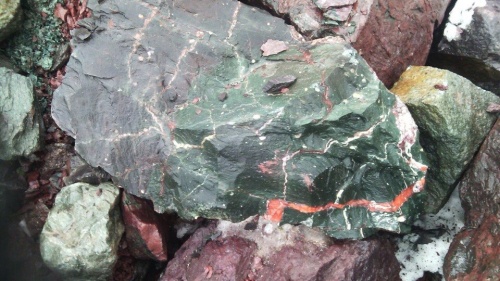 Гигантские зелёные валуны для ландшафтного дизайна весом более 5 тонн купить в Владивостоке