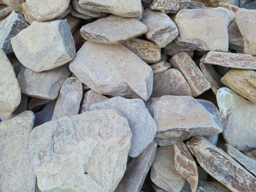 Златолит жёлтый, жёлто-зелёный глыбки и валуны для ланшафтного дизайна купить в Владивостоке