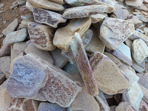 Златолит жёлтый, жёлто-зелёный глыбки и валуны для ланшафтного дизайна купить в Владивостоке