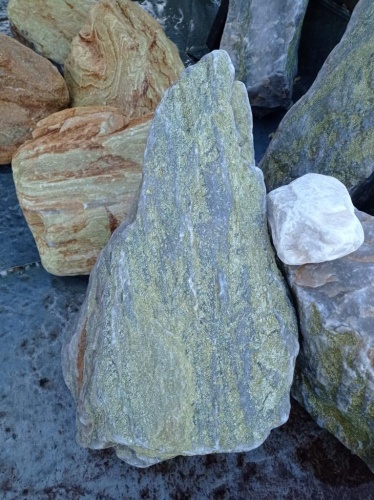 Златолит жёлтый, жёлто-зелёный глыбки и валуны для ланшафтного дизайна купить в Владивостоке