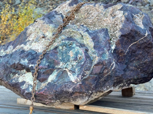 Огромные красно-фиолетовые валуны для ландшафтного дизайна весом более 5 тонн купить в Владивостоке