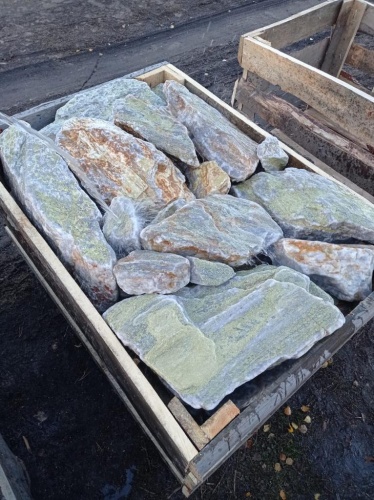 Златолит жёлтый, жёлто-зелёный глыбки и валуны для ланшафтного дизайна купить в Владивостоке
