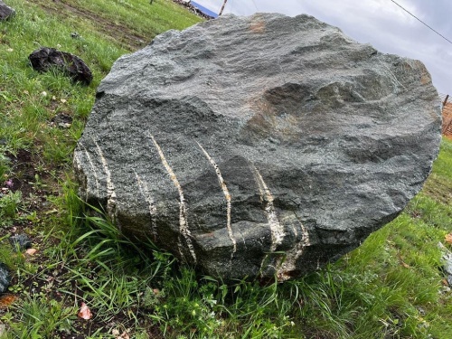 Гигантские зелёные валуны для ландшафтного дизайна весом более 5 тонн купить в Владивостоке