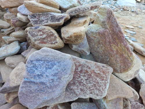 Златолит жёлтый, жёлто-зелёный глыбки и валуны для ланшафтного дизайна купить в Владивостоке