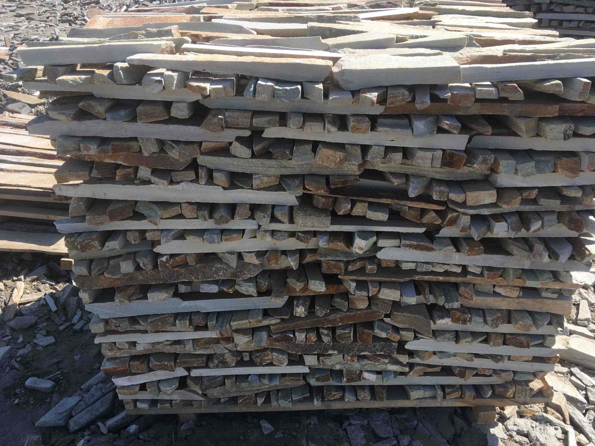 Горбушка златолит золотистый для облицовки купить в Владивостоке