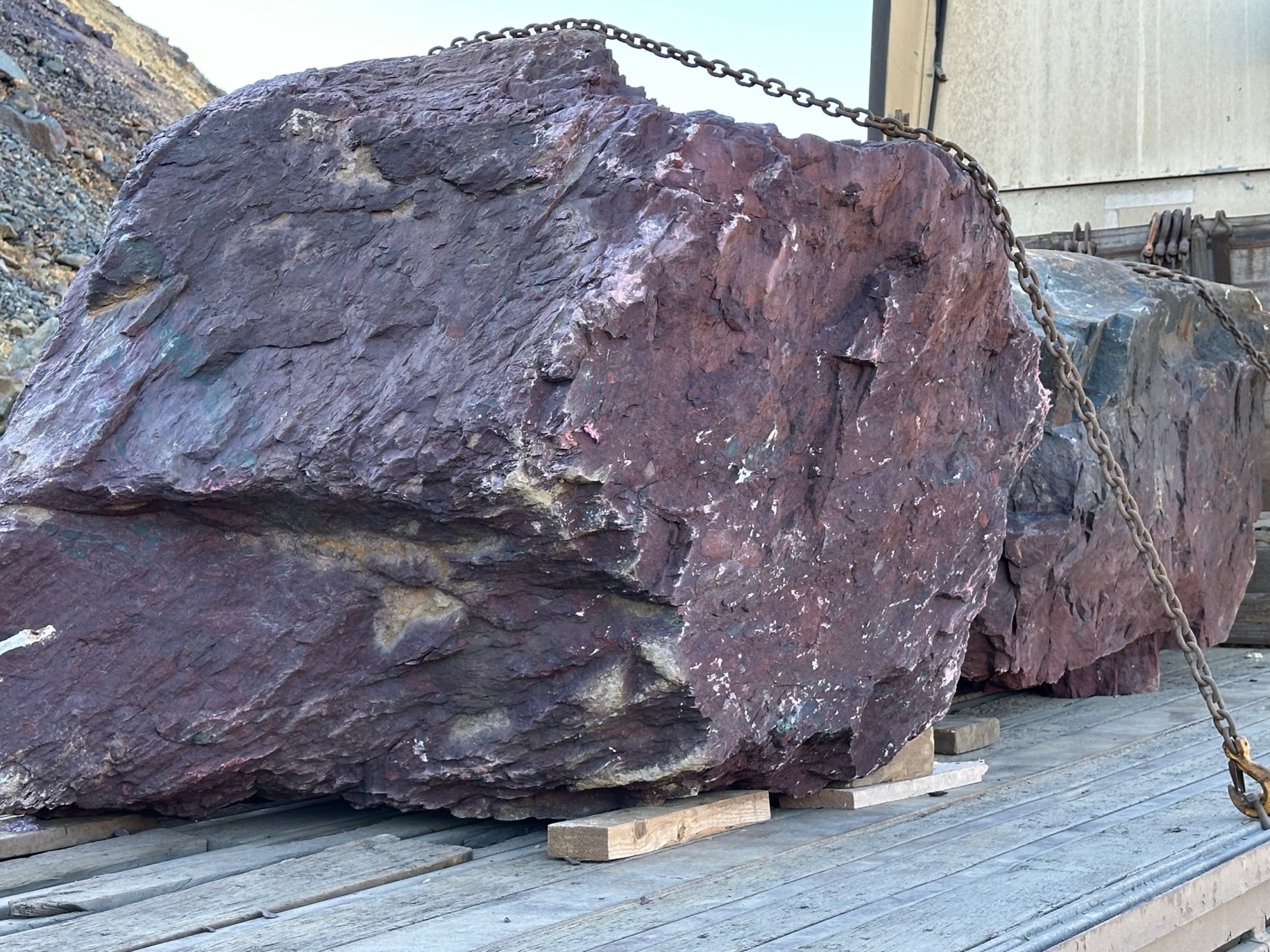 Огромные красно-фиолетовые валуны для ландшафтного дизайна весом более 5 тонн купить в Владивостоке