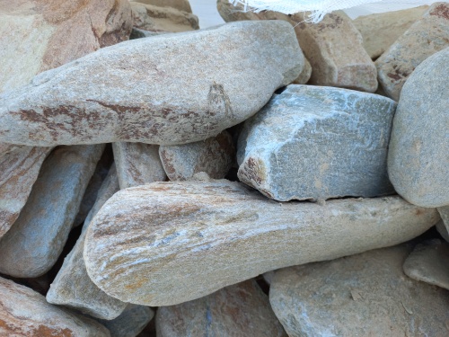 Златолит жёлтый, жёлто-зелёный глыбки и валуны для ланшафтного дизайна купить в Владивостоке