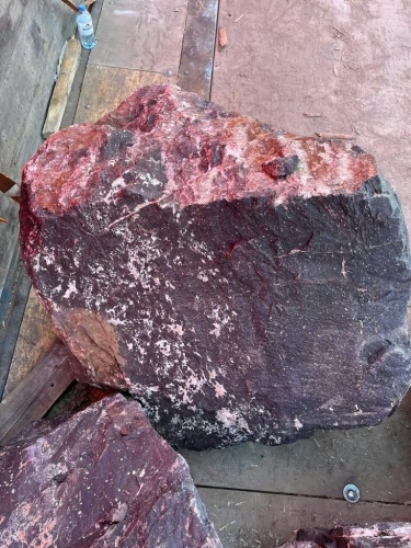 Камни для ландшафтного дизайна красно-фиолетовые 10-60 килограмм купить в Владивостоке