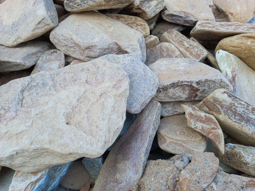 Златолит жёлтый, жёлто-зелёный глыбки и валуны для ланшафтного дизайна купить в Владивостоке