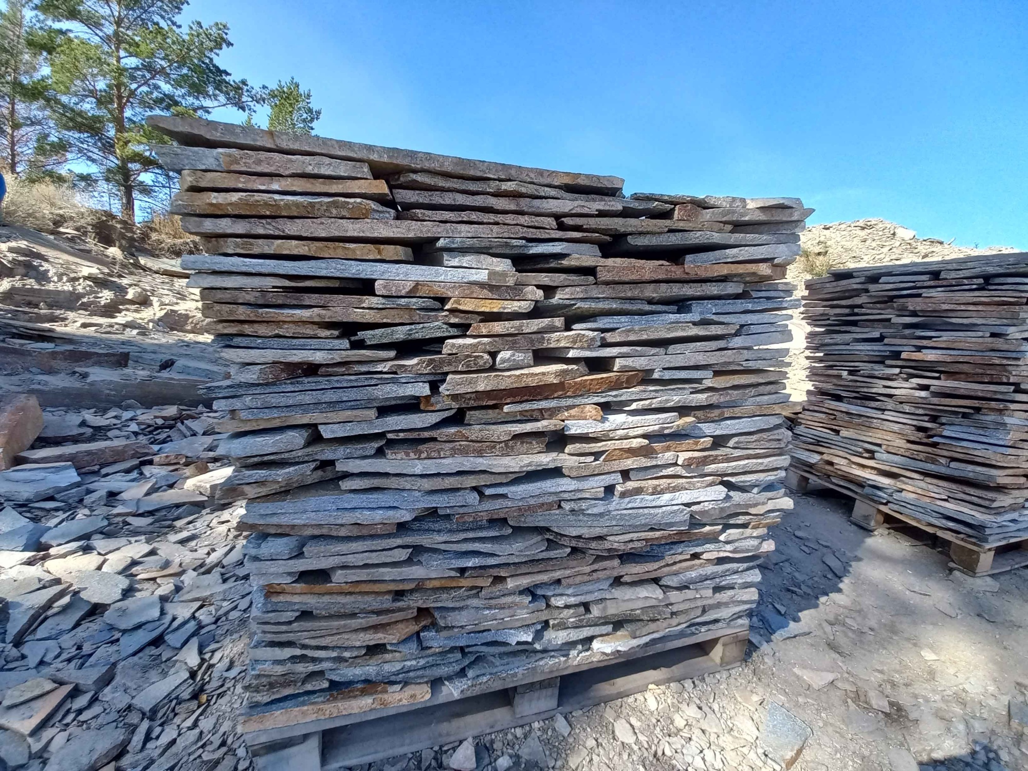 Плитняк златолит серебристый для фасада купить в Владивостоке