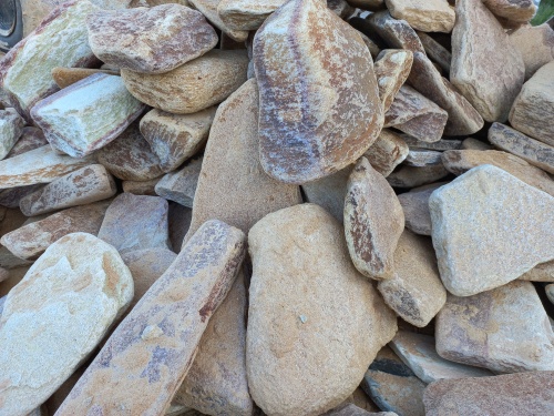 Златолит жёлтый, жёлто-зелёный глыбки и валуны для ланшафтного дизайна купить в Владивостоке