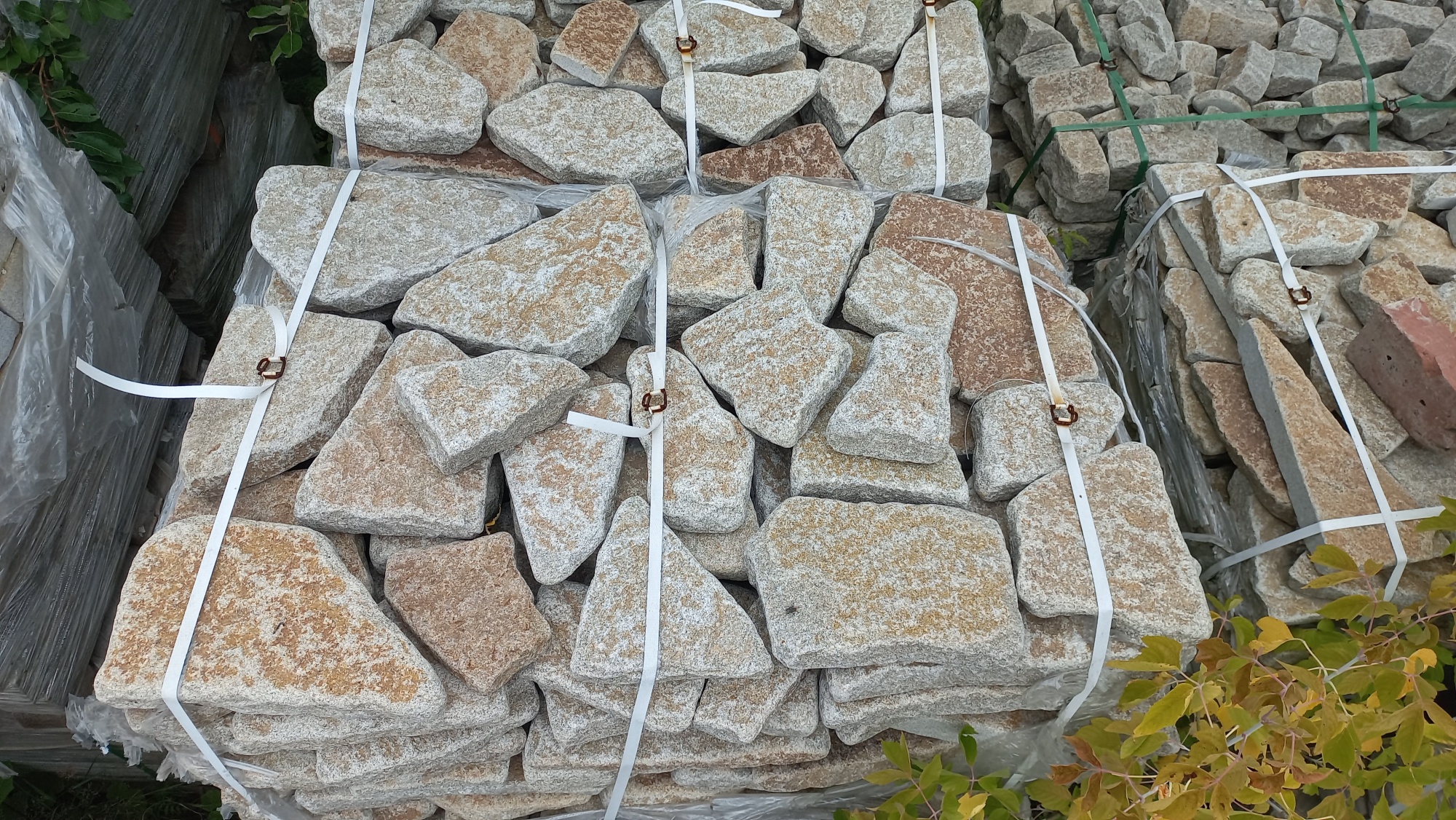 Плитняк галтованный гранитный для ландшафтного дизайна купить в Владивостоке