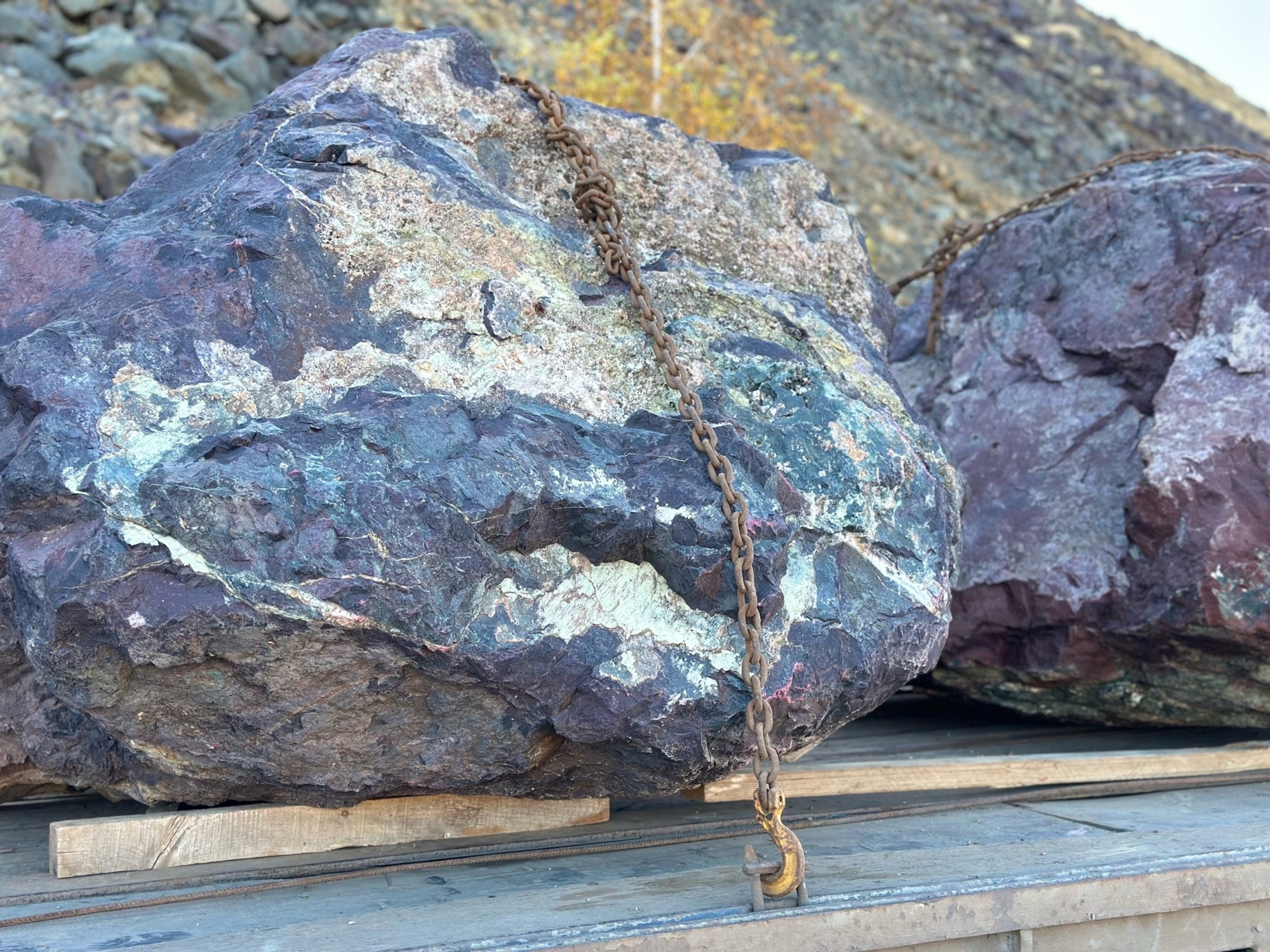 Огромные красно-фиолетовые валуны для ландшафтного дизайна весом более 5 тонн купить в Владивостоке