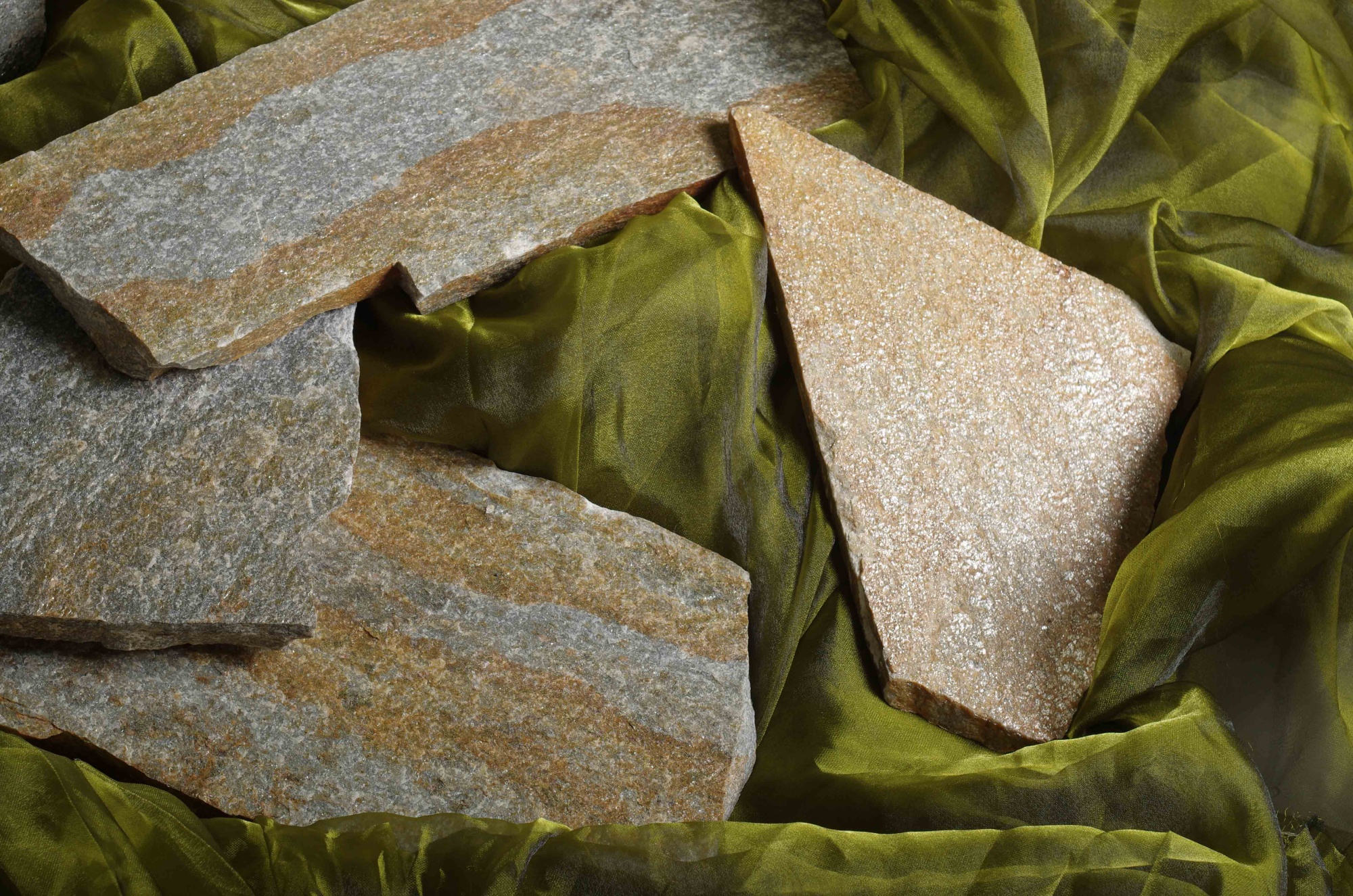 Плитняк златолит Уральский  для фасада купить в Владивостоке