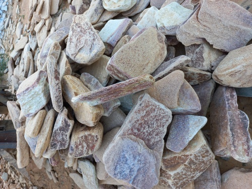Златолит жёлтый, жёлто-зелёный глыбки и валуны для ланшафтного дизайна купить в Владивостоке